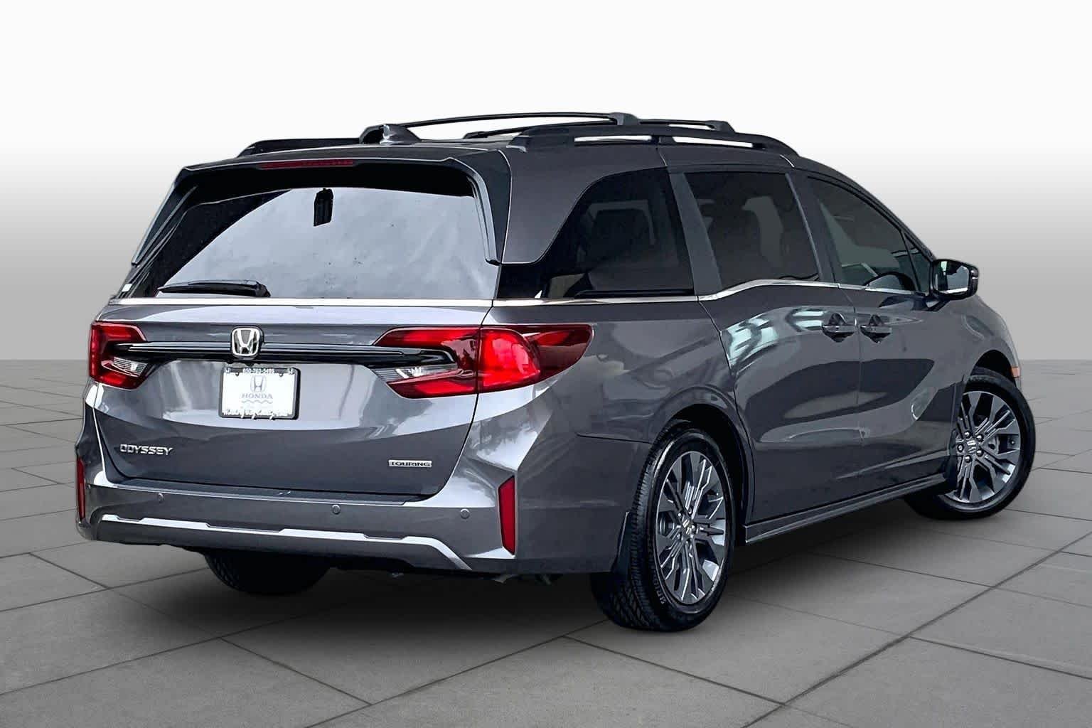 Used 2025 Modern Steel Metallic Honda Touring image 13