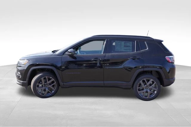 New 2026 Diamond Black Crystal Pearlcoat Jeep Limited image 7