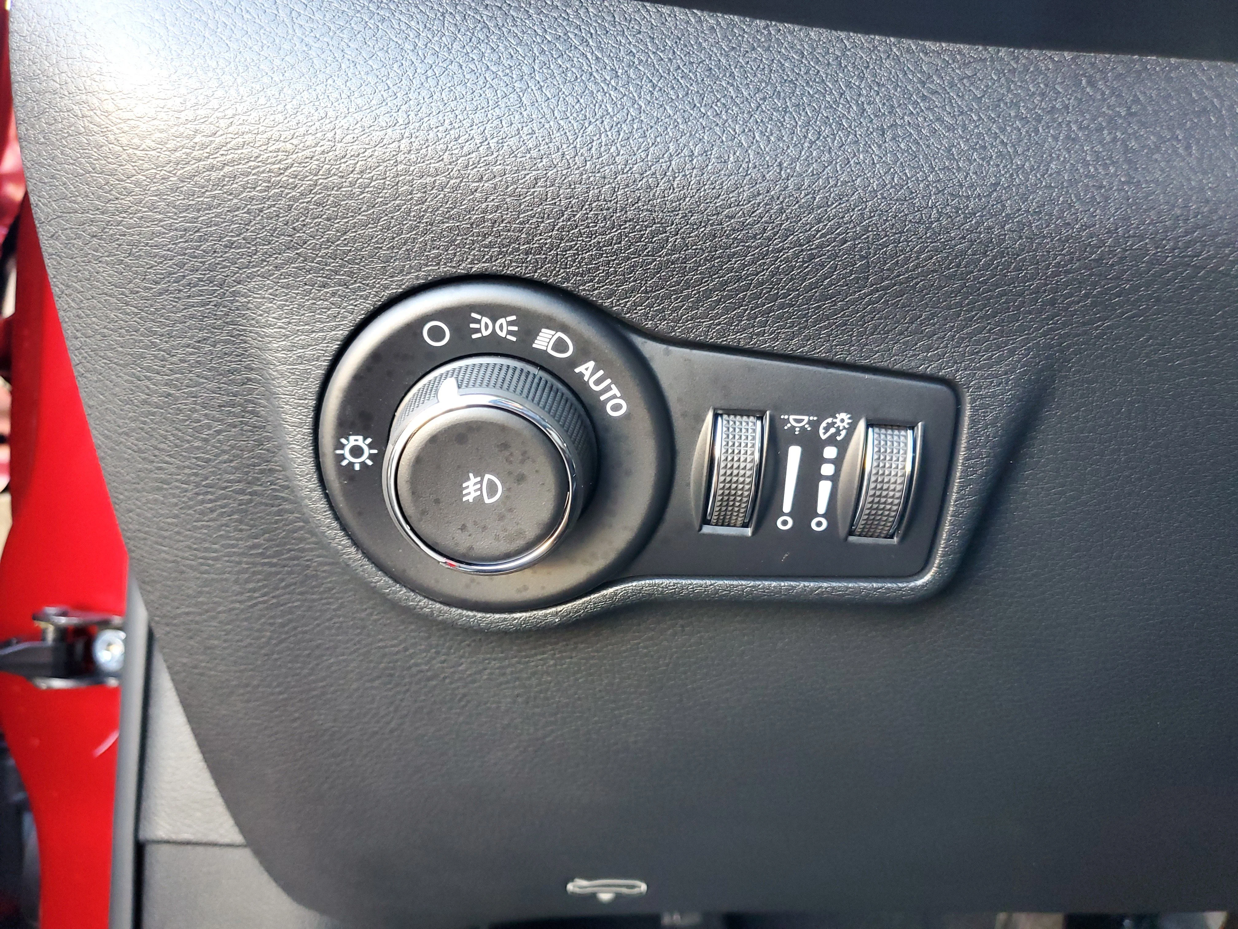 New 2026 Red Hot Pearl-Coat Exterior Paint Jeep Latitude image 27