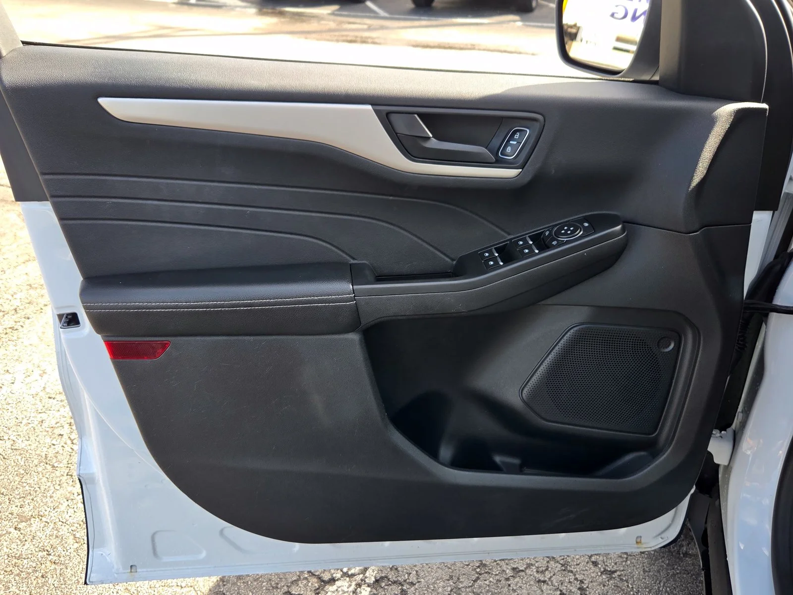 Used 2022 Oxford White Ford SE image 11