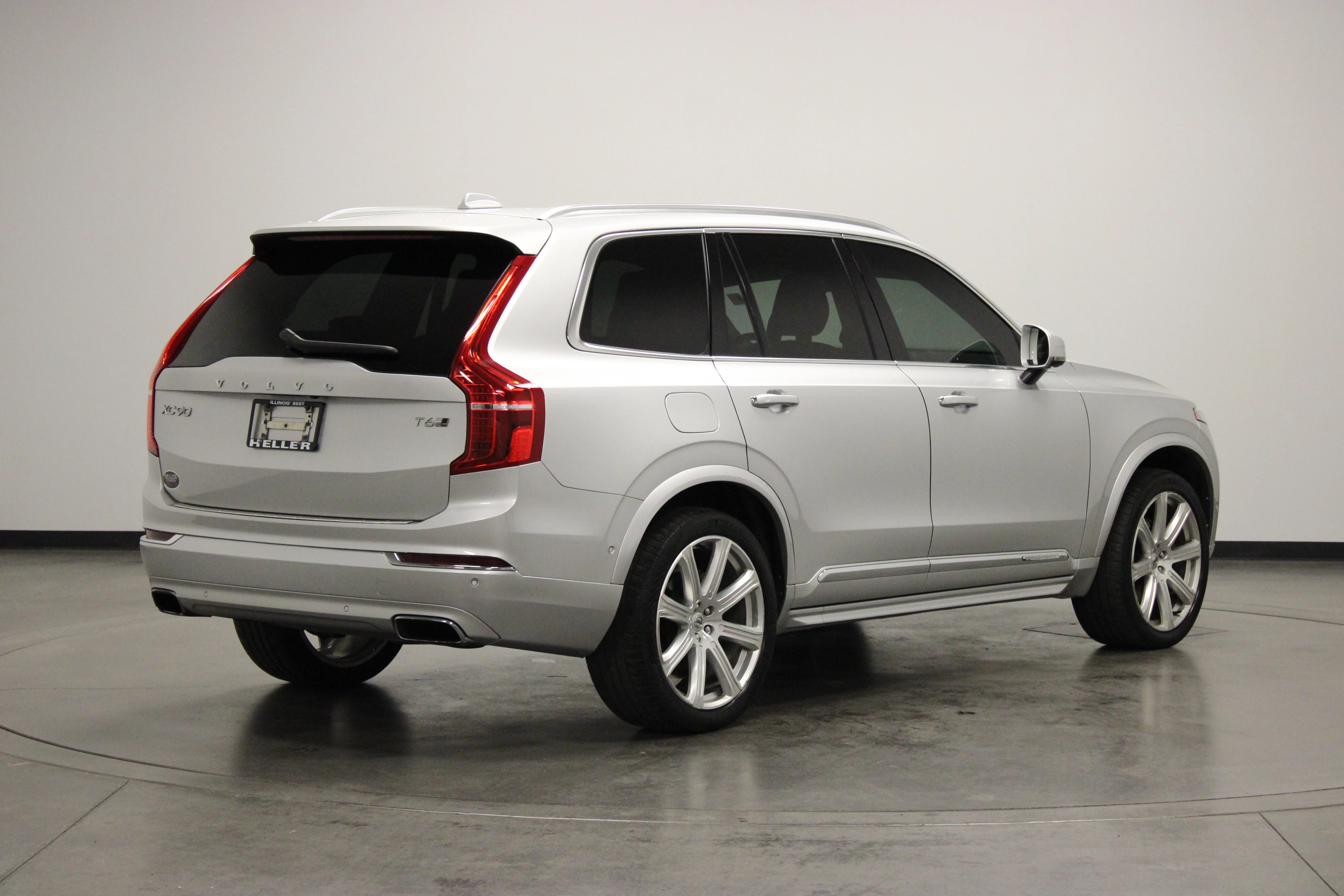 Used 2018 Bright Silver Metallic Volvo T6 Inscription image 8