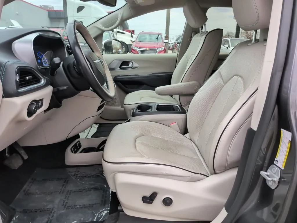Used 2020 Crystal Metallic Chrysler Limited image 13