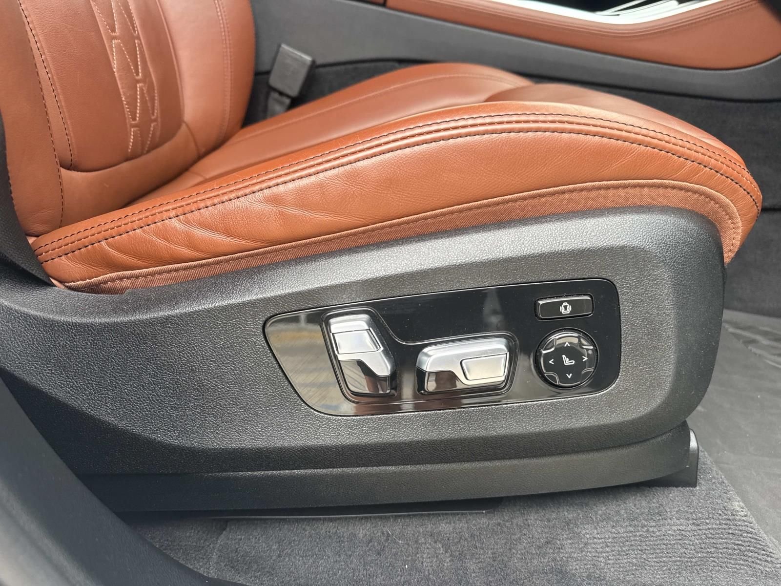 Used 2021 White BMW xDrive40i image 13