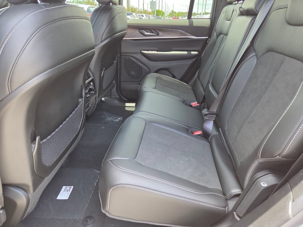 New 2026 Silver Zynith Exterior Paint Jeep Laredo Altitude image 22