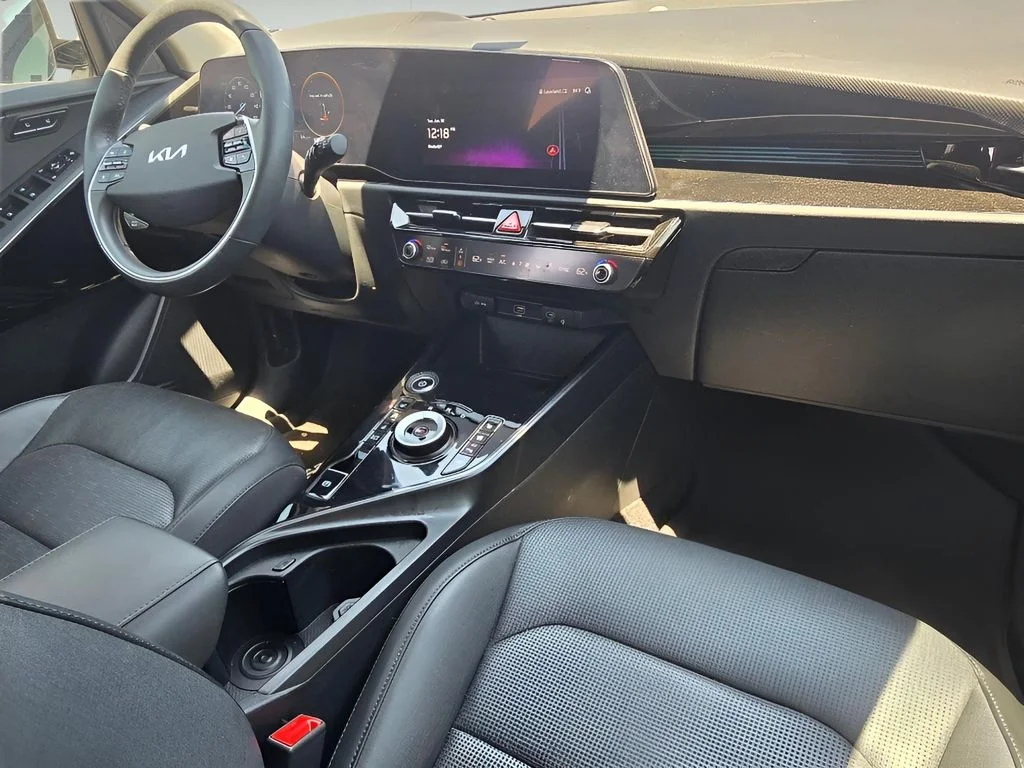 Used 2023 Snow White Pearl Kia Wave image 26