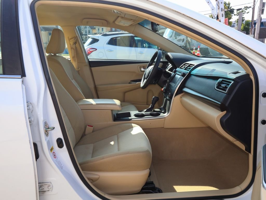 Used 2015 White Toyota LE image 26