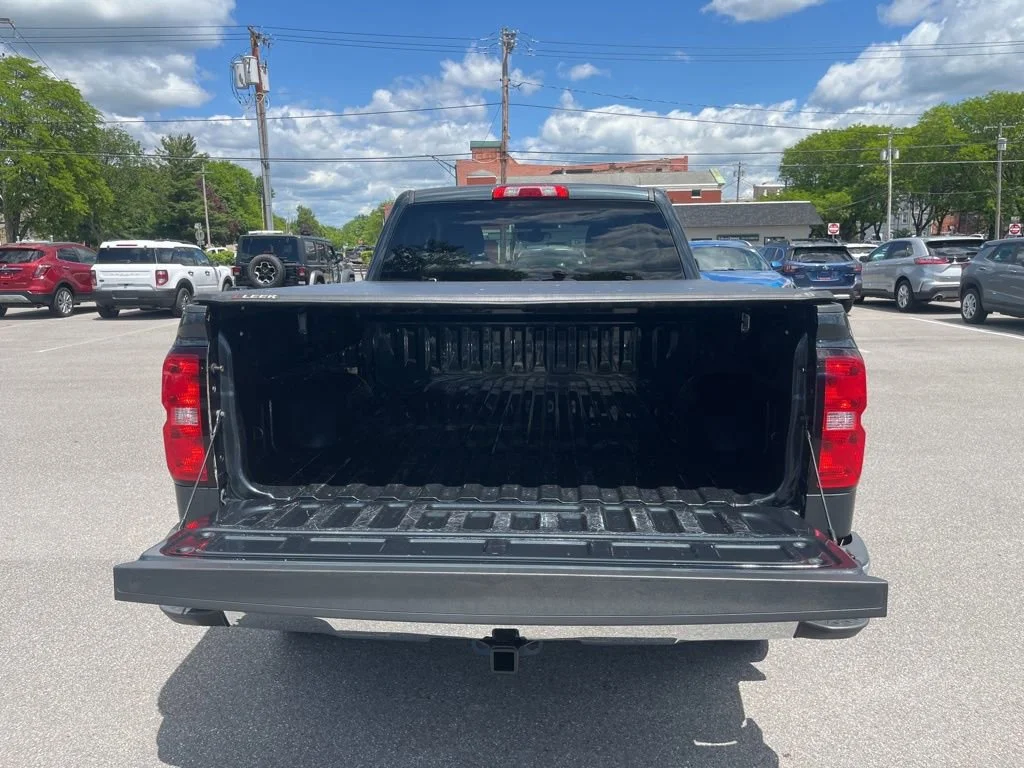 Used 2018 GRAPHITE METALLIC Chevrolet LS image 17