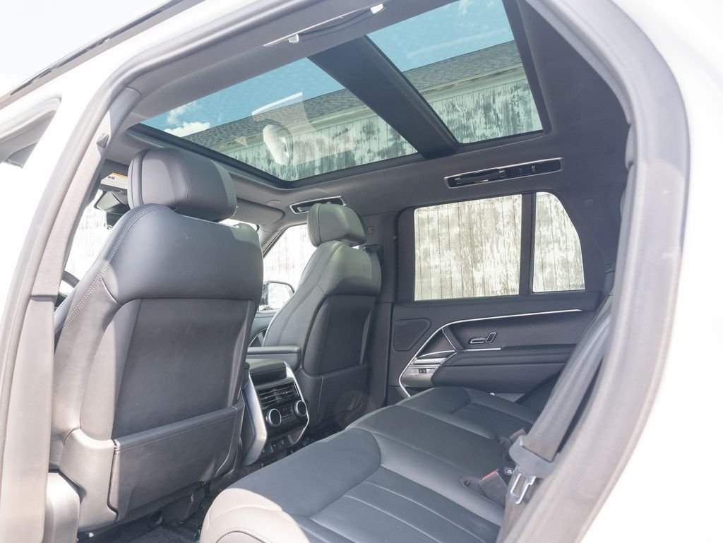 Used 2024 White Land Rover SE image 34