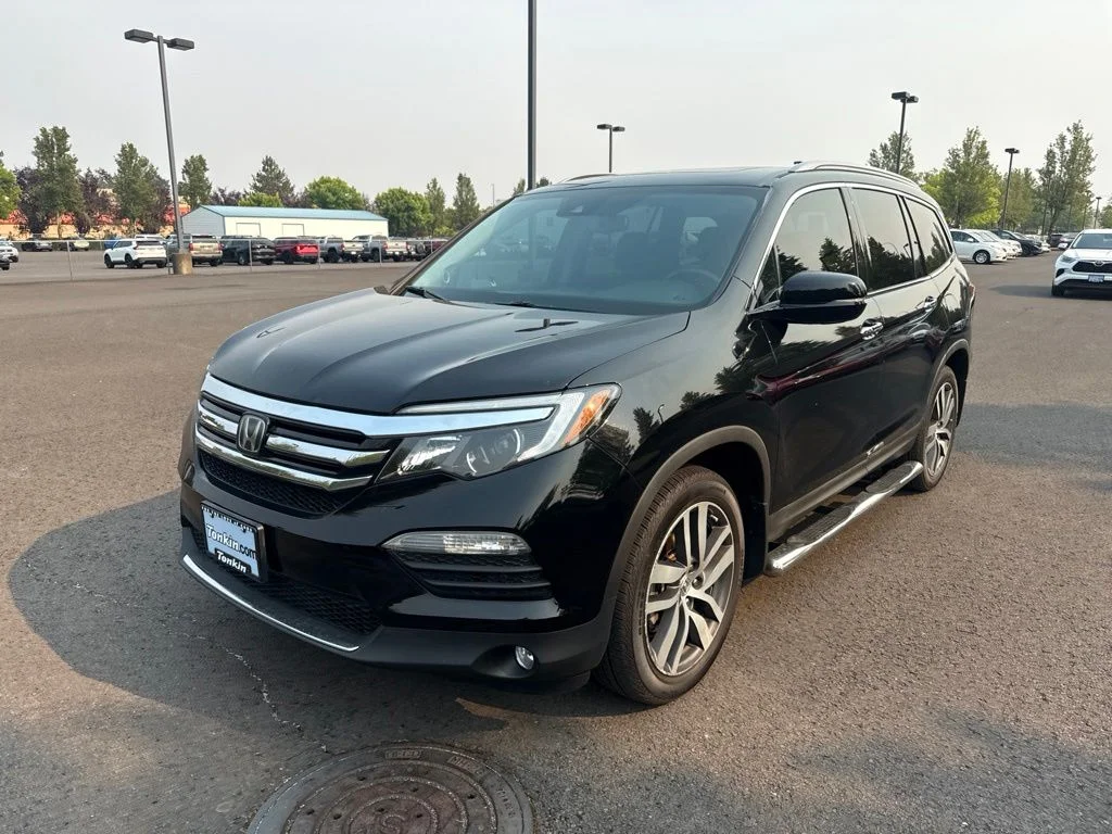Used 2017 Crystal Black Pearl Honda Touring image 3