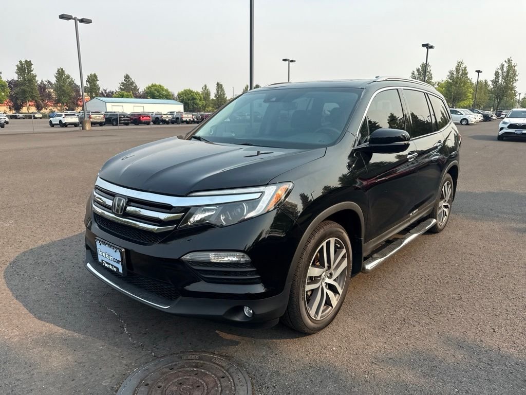 Used 2017 Crystal Black Pearl Honda Touring image 3