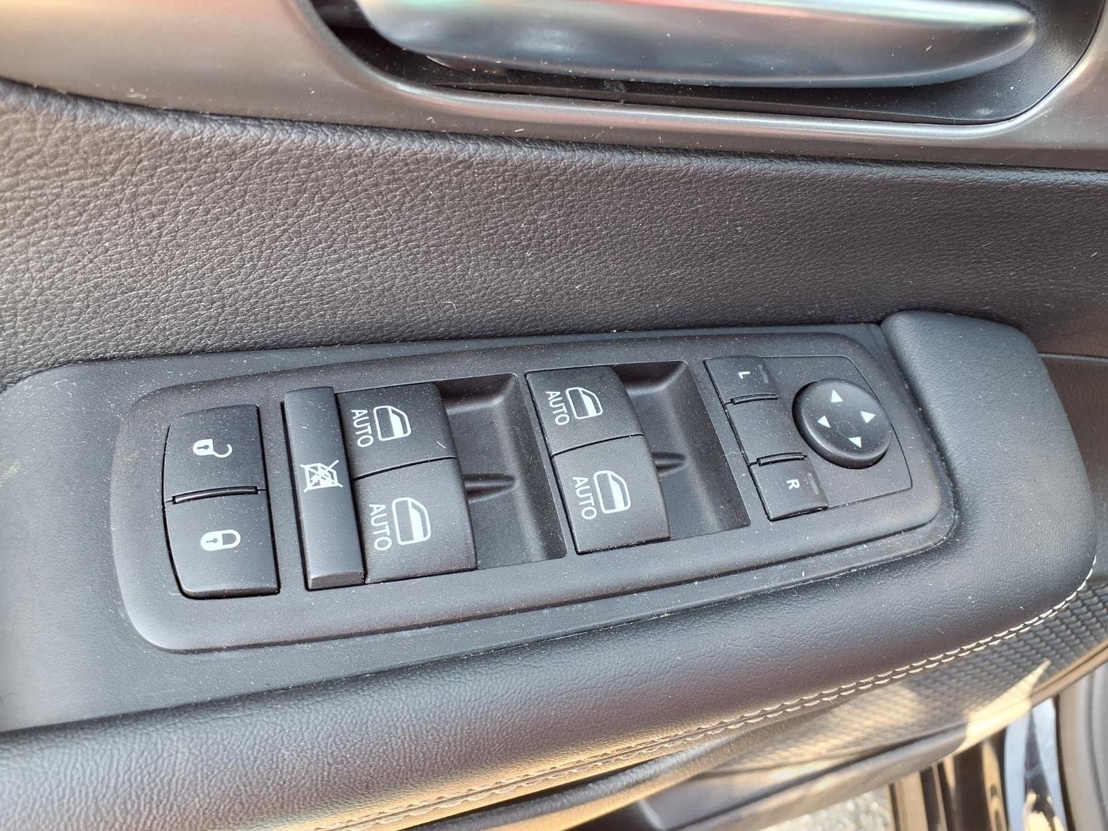 Used 2025 Diamond Black Crystal Pearlcoat Chrysler Select image 8