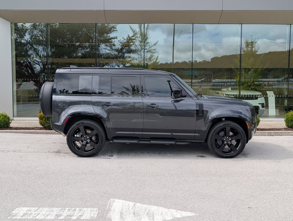 New 2026 Carpathian Grey Land Rover X-Dynamic SE image 8