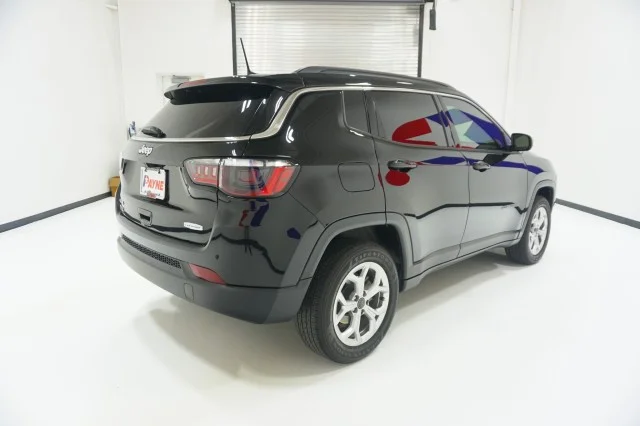 Used 2025 Diamond Black Crystal Pearlcoat Jeep Latitude image 7