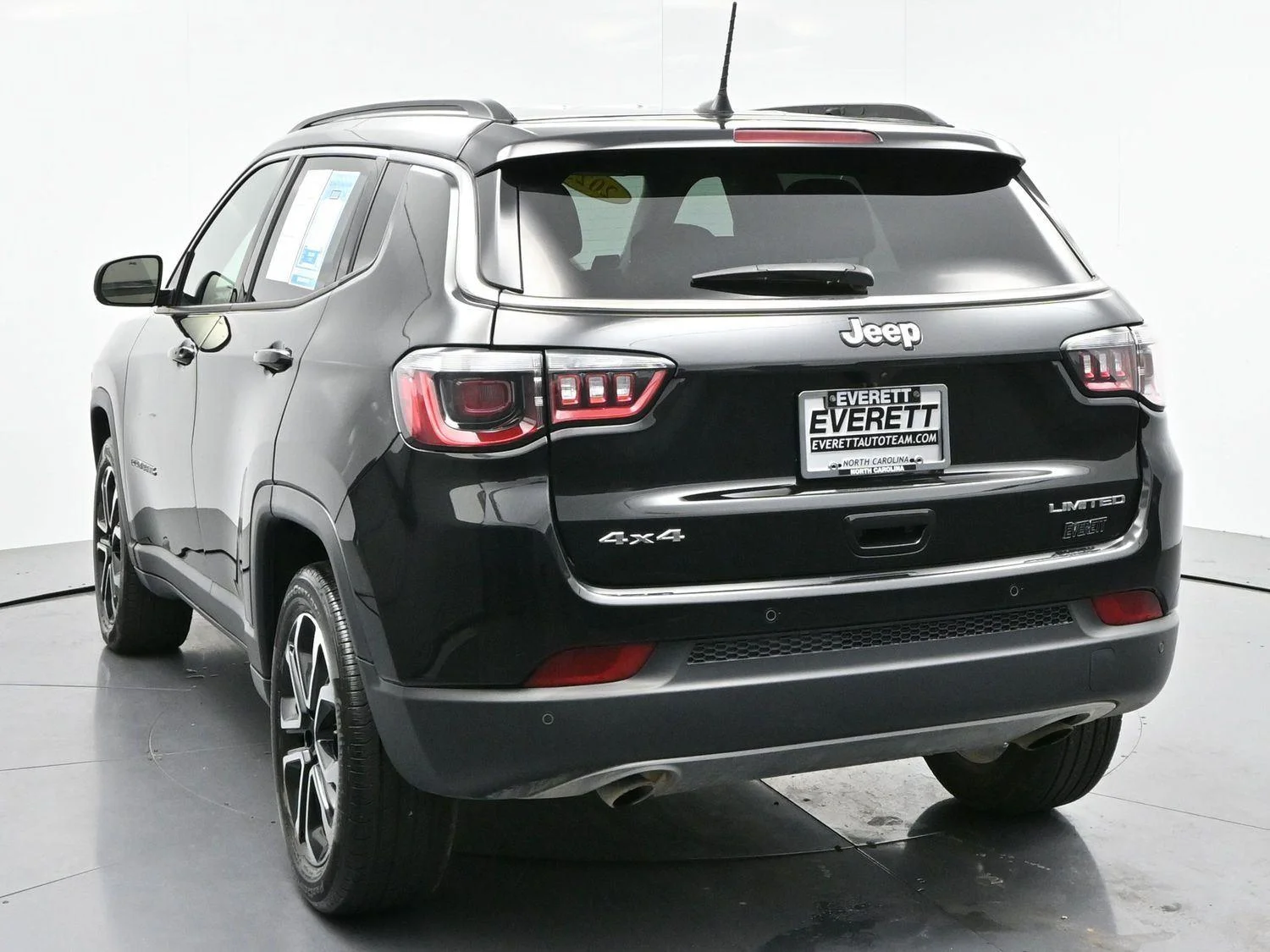 Used 2023 Diamond Black Crystal Pearlcoat Jeep Limited image 5