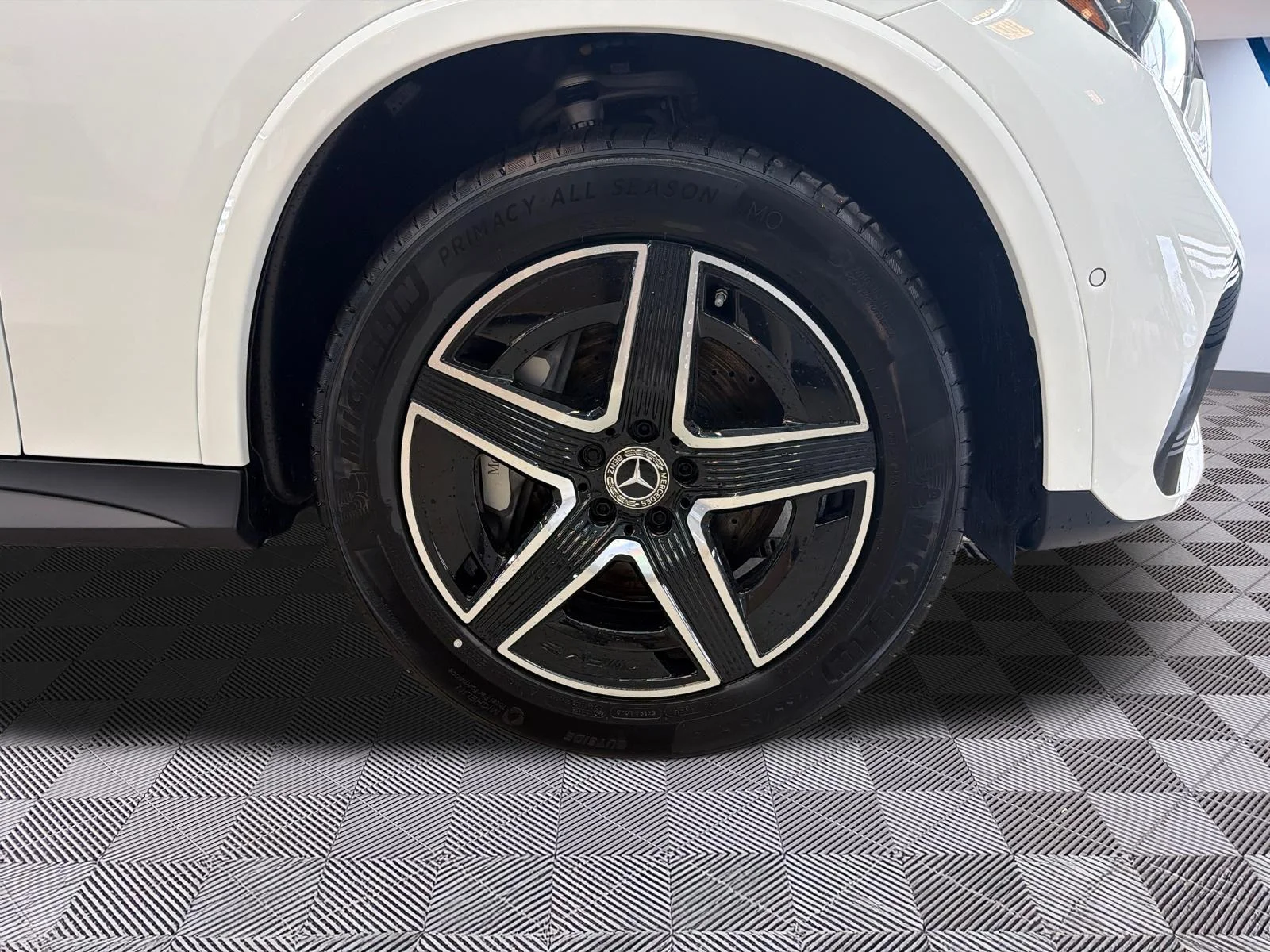 New 2026 White Mercedes-Benz GLC 300 image 2