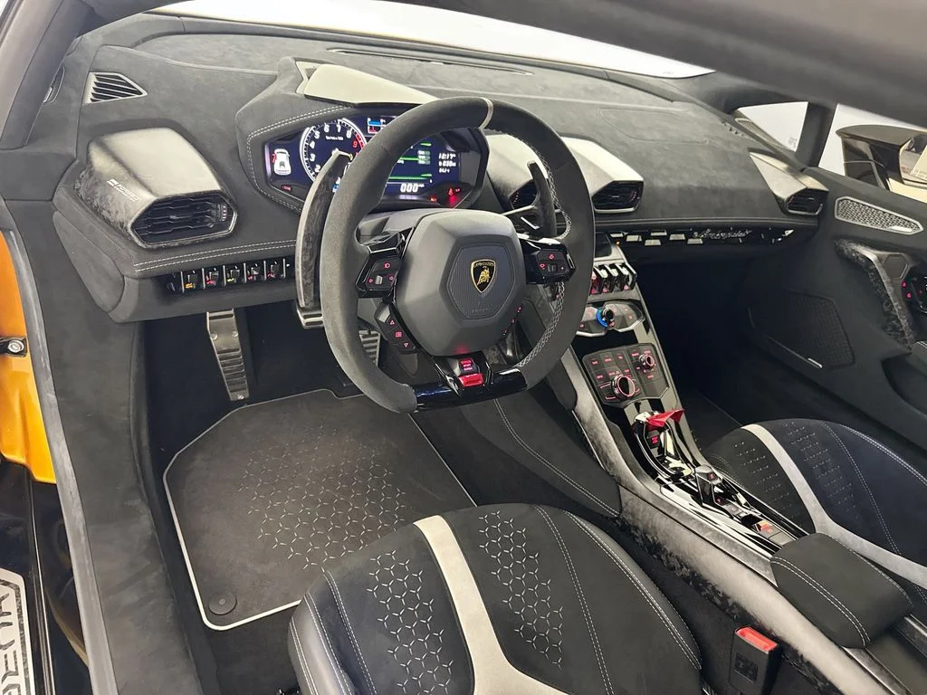 Used 2018 Gold Lamborghini Performante image 9