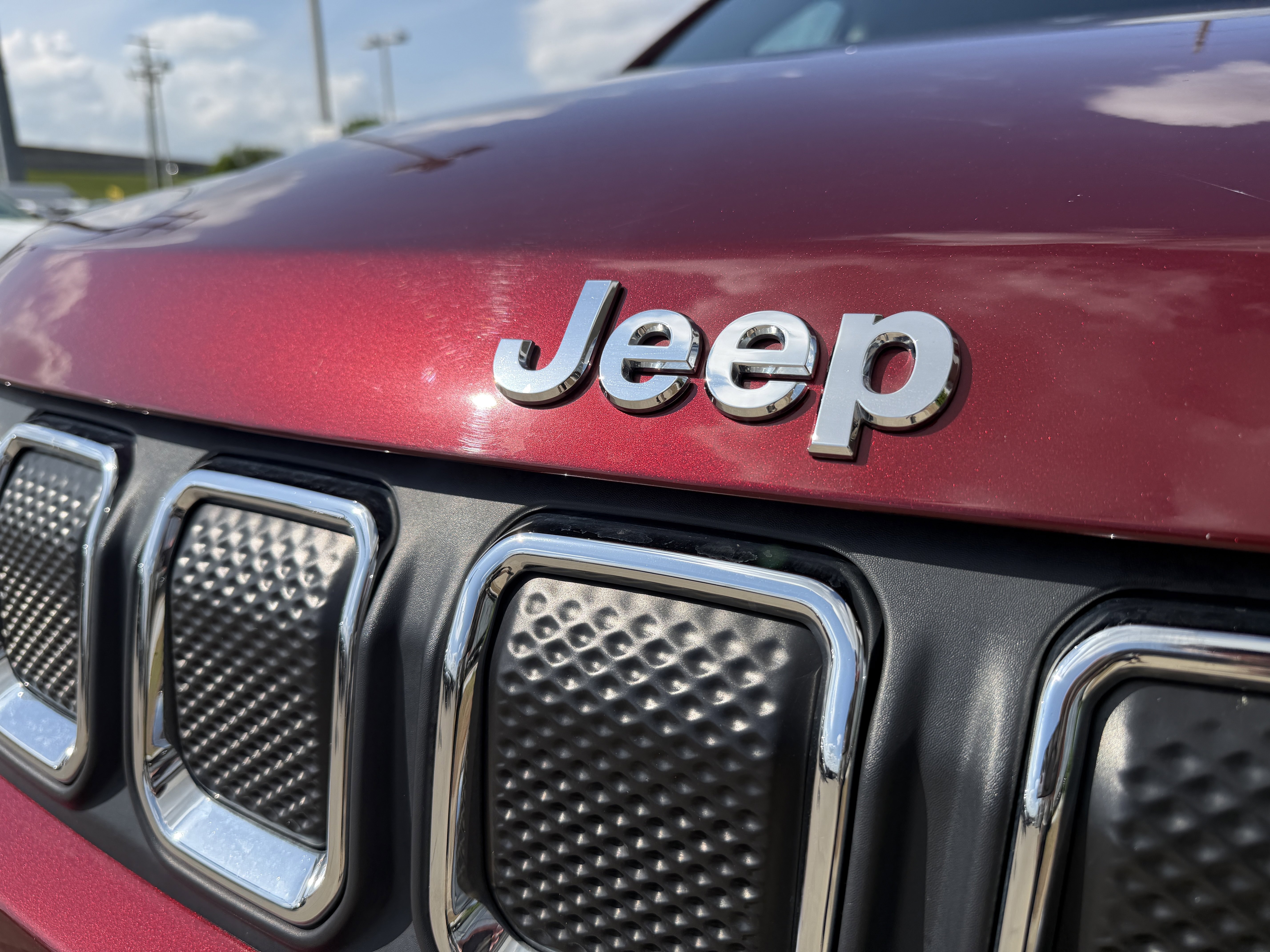 Used 2022 Velvet Red Pearlcoat Jeep Latitude Lux image 17