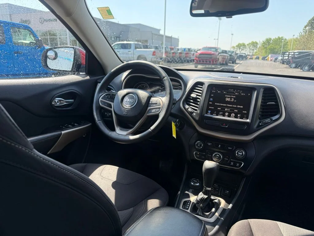 Used 2017 Red Jeep Latitude image 53