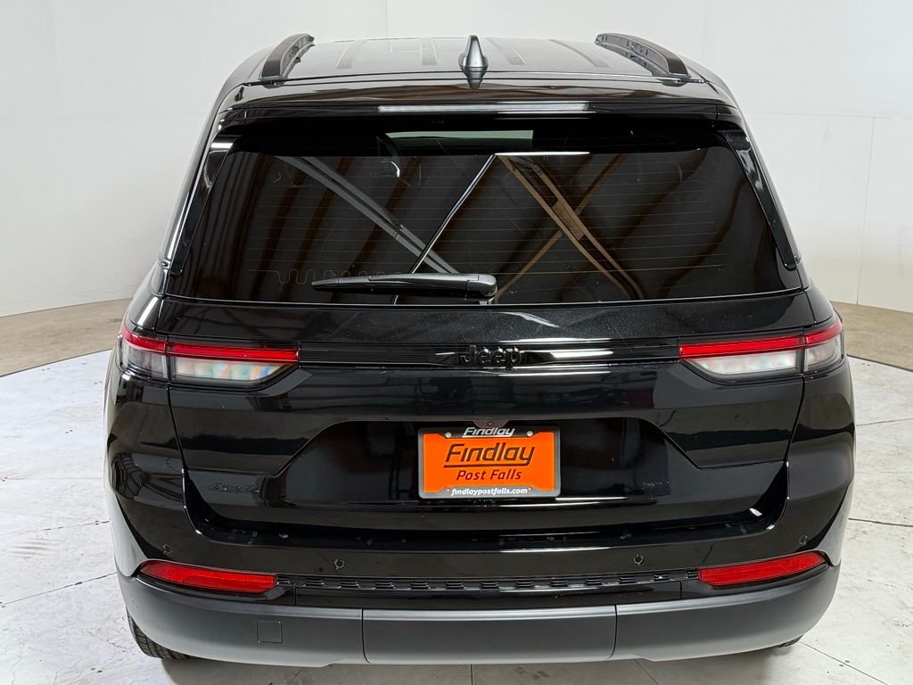 New 2025 Diamond Black Crystal Pearl-Coat Exterior Paint Jeep Altitude X image 6