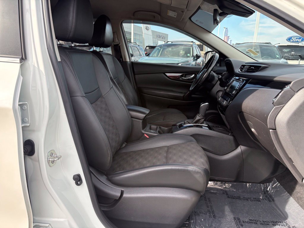 Used 2022 White Nissan SV image 18