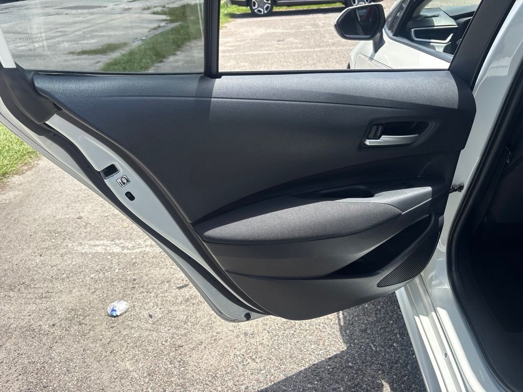 Used 2020 White Toyota LE image 12