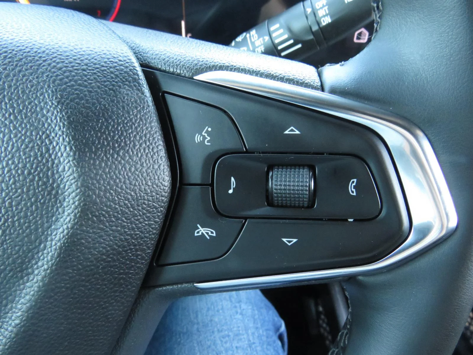 Used 2025 Pearl Chevrolet ACTIV image 35