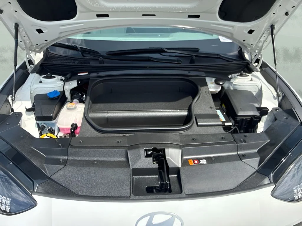 Used 2025 White Hyundai SEL image 29