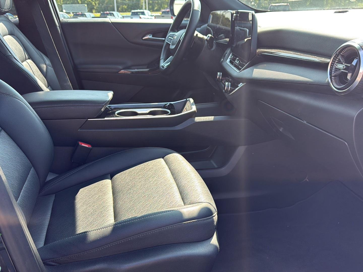 Used 2025 Mosaic Black Metallic Chevrolet FWD LT image 12
