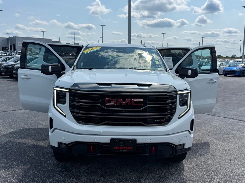 Used 2022 White GMC AT4 image 24