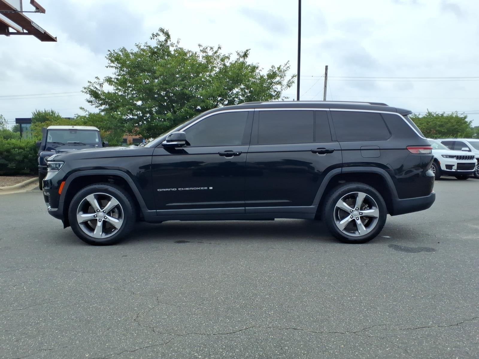 Used 2021 Diamond Black Crystal Pearlcoat Jeep Limited image 3
