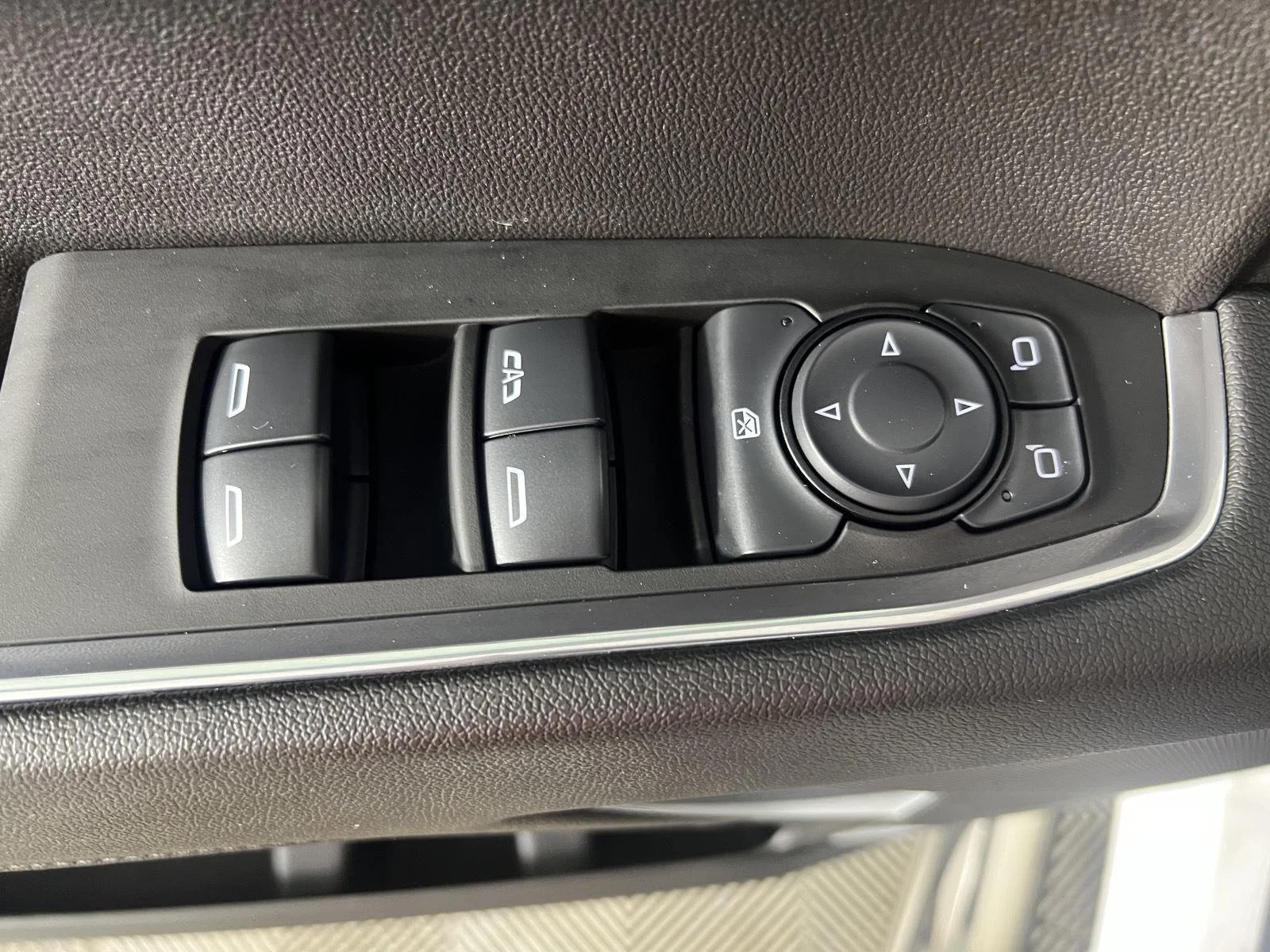 Used 2024 Summit White Chevrolet LT image 40