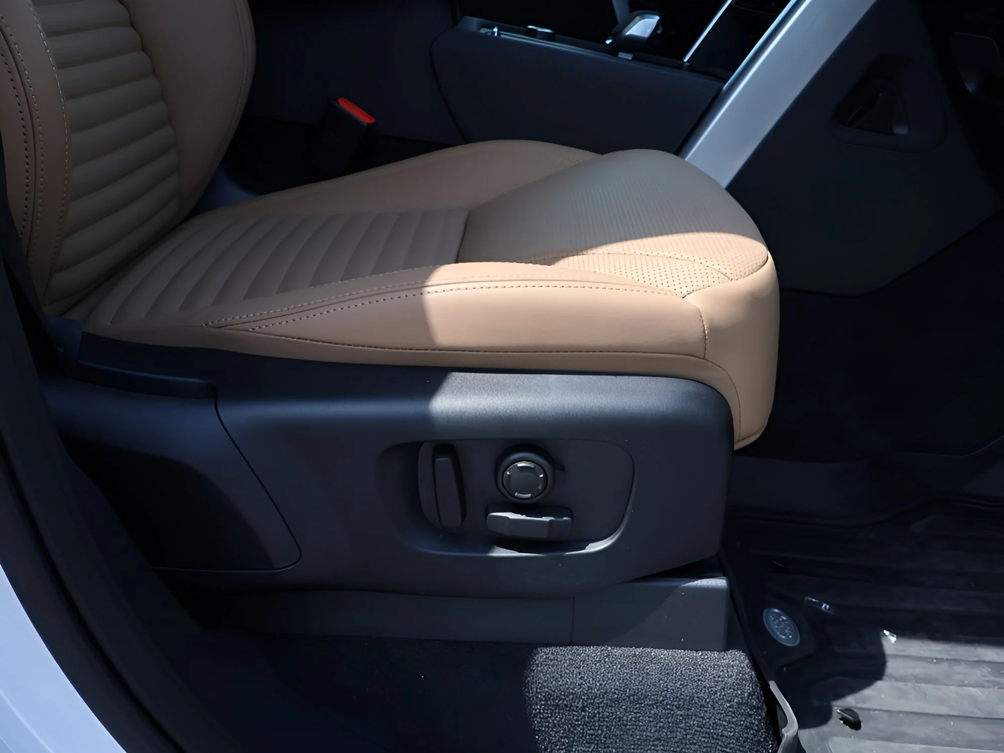 New 2026 Fuji White Land Rover Dynamic SE image 10