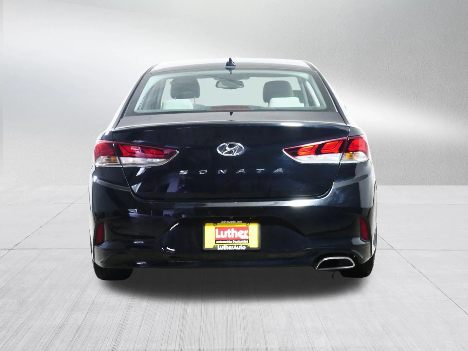 Used 2018 Phantom Black Hyundai SEL image 6