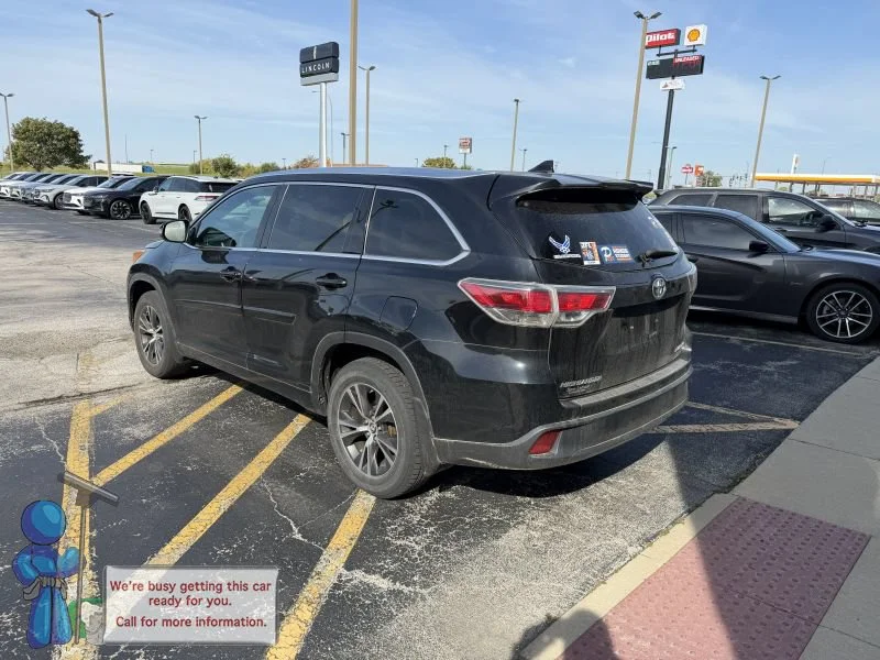 Used 2016 Midnight Black Metallic Toyota XLE V6 image 3