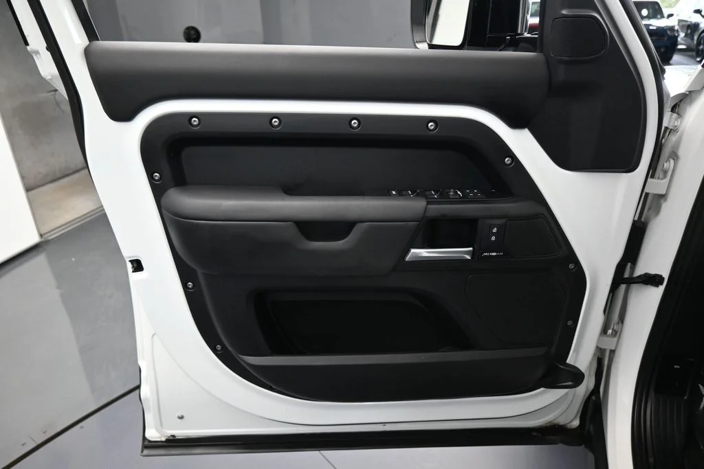 Used 2025 White Land Rover S image 14