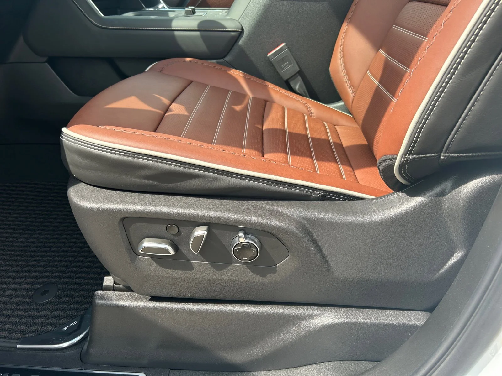 New 2026 Glacier White Tricoat GMC Denali Ultimate image 15