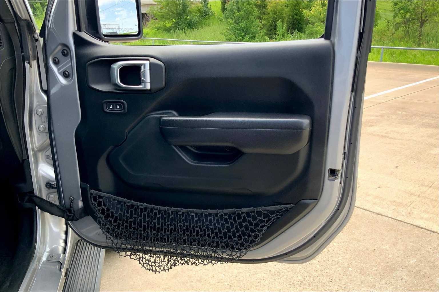 Used 2018 Billet Silver Metallic Clearcoat Jeep Sport S image 25