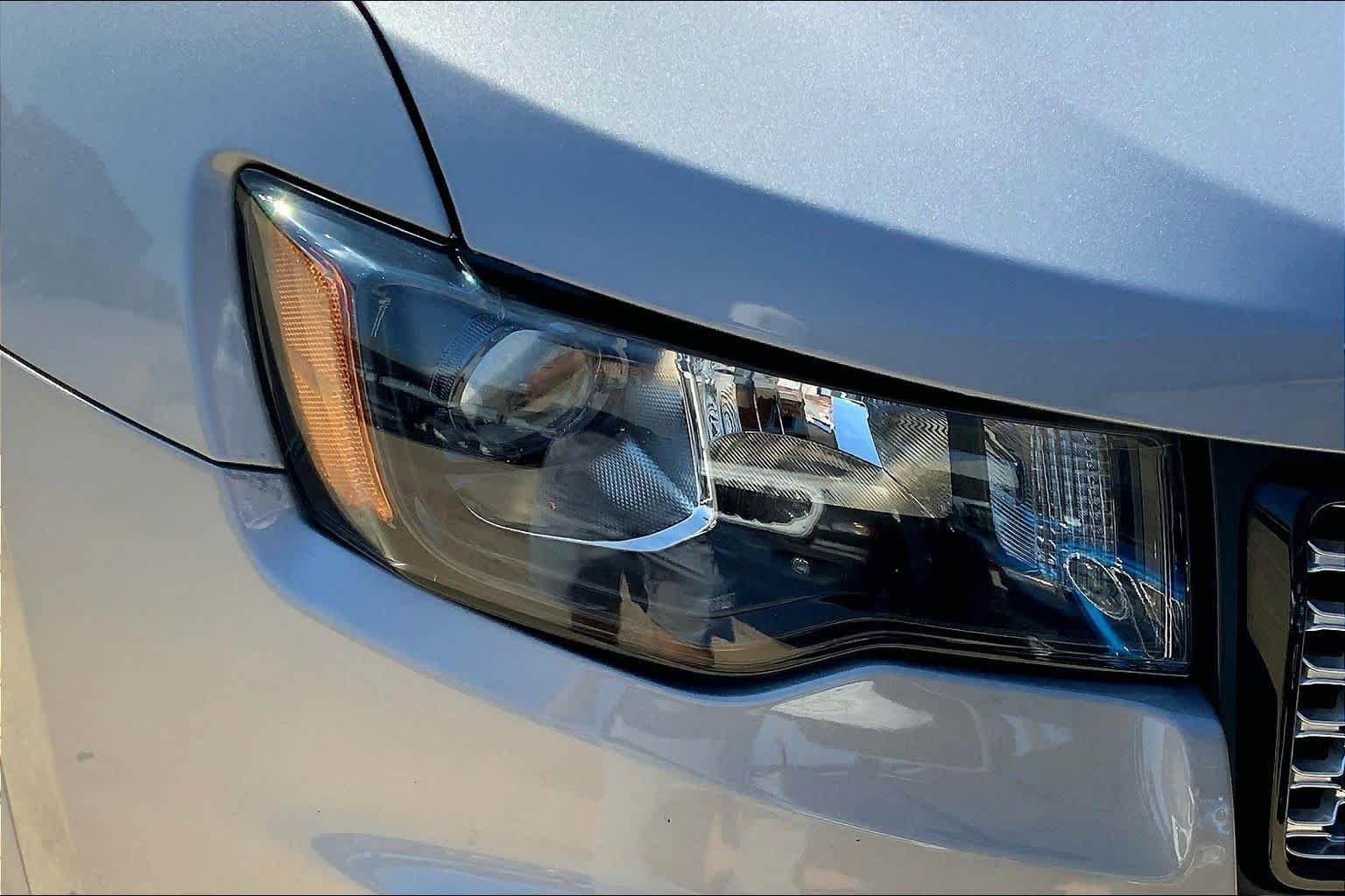 Used 2020 Billet Silver Metallic Clearcoat Jeep Altitude image 26