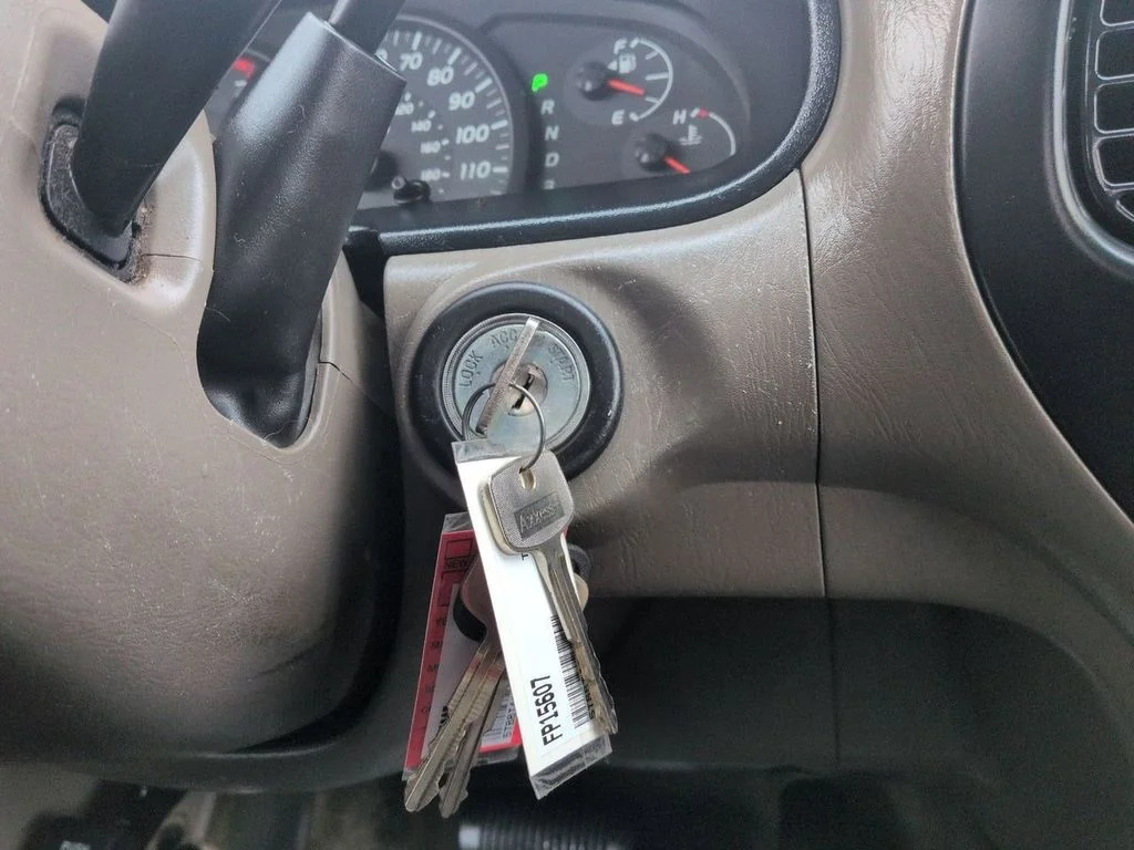 Used 2006 Natural White Toyota SR5 image 15
