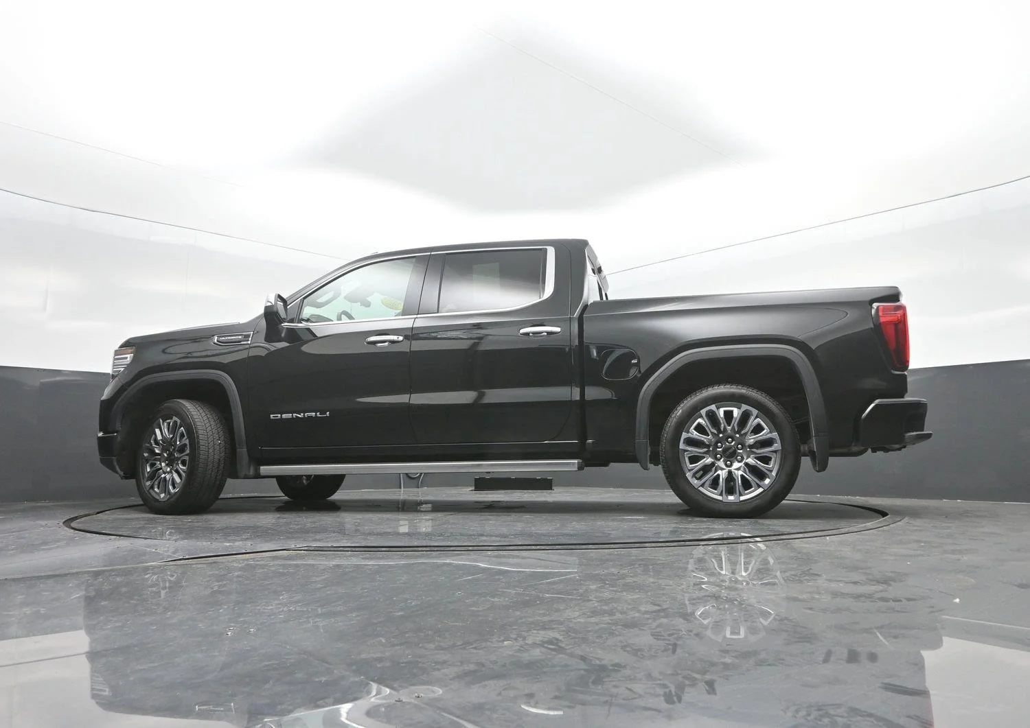 Used 2025 Onyx Black GMC Denali Ultimate image 39