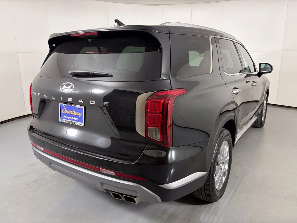 Used 2025 Black Hyundai SEL image 8