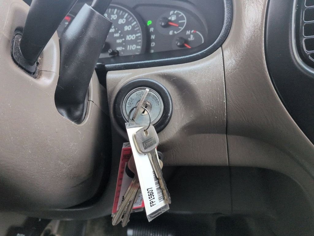 Used 2006 Natural White Toyota SR5 image 15
