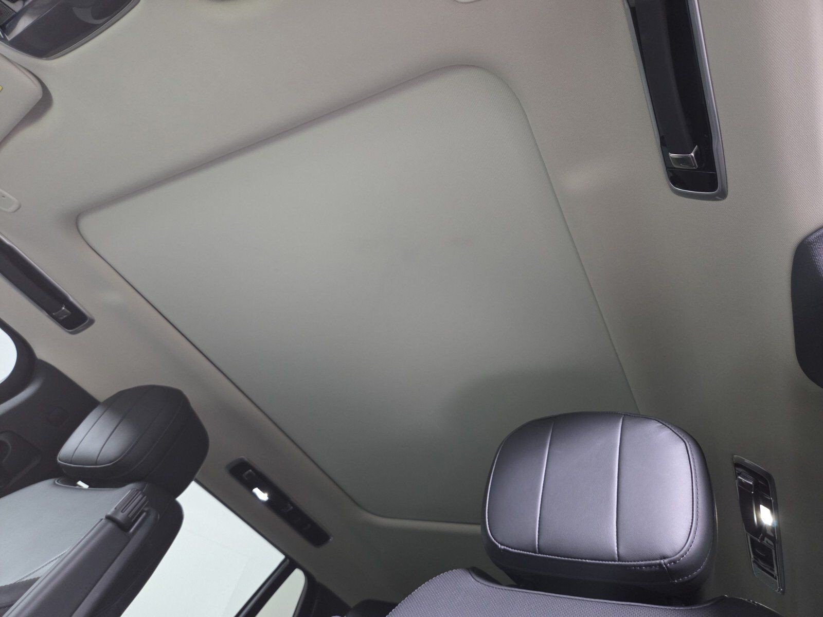 Used 2023 White Land Rover SE image 21