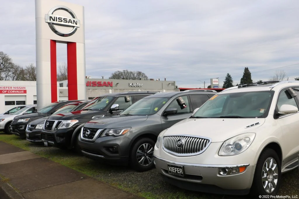 Used 2017 Alpine White Jeep Latitude image 12