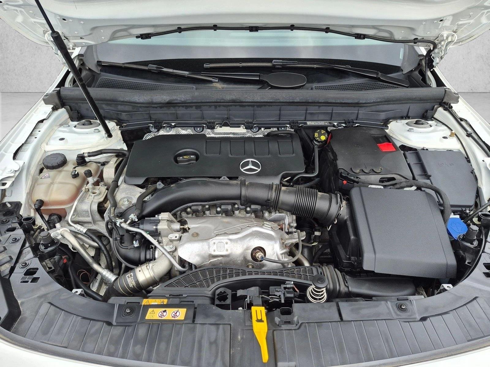 Used 2023 Polar White Mercedes-Benz GLB 250 image 25