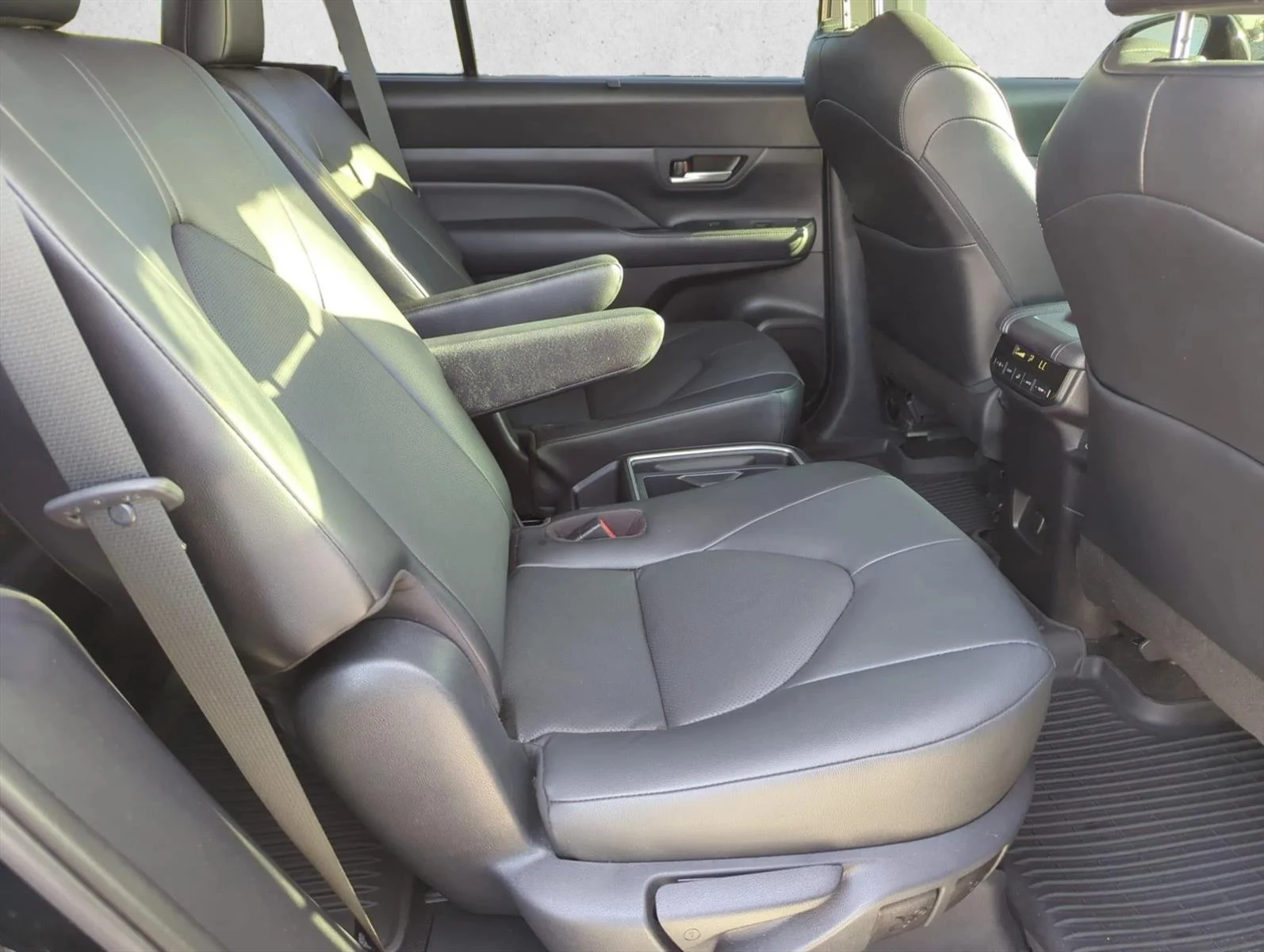 Used 2025 Midnight Black Metallic Toyota XLE image 27