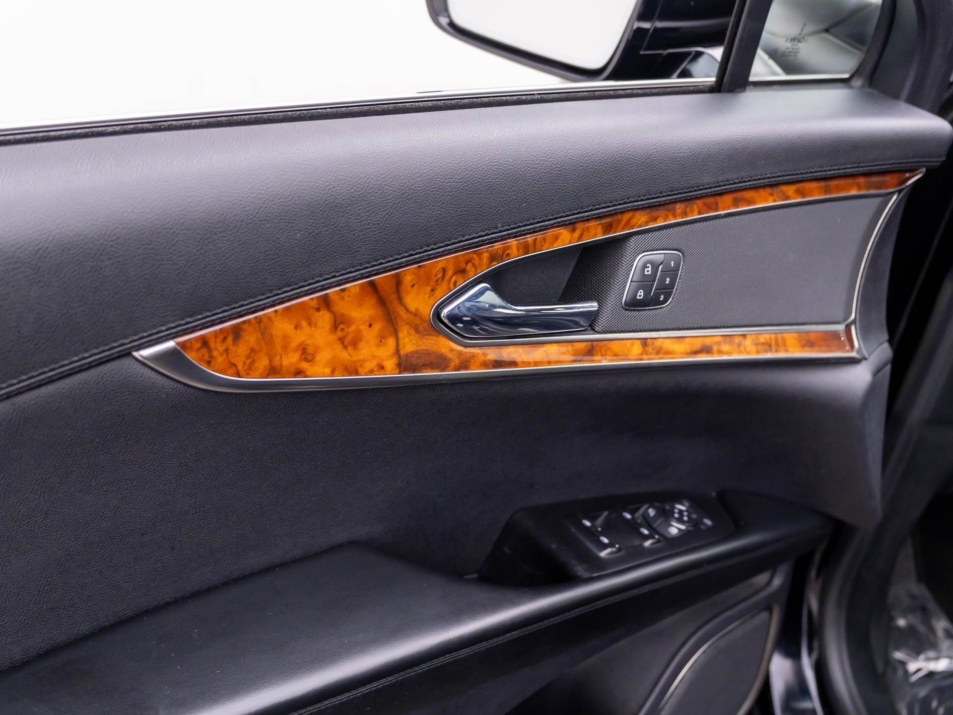 Used 2019 Black Lincoln Select image 14
