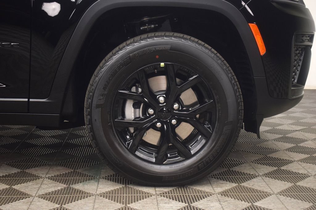 New 2026 Diamond Black Crystal Pearl-Coat Exterior Paint Jeep Altitude image 6