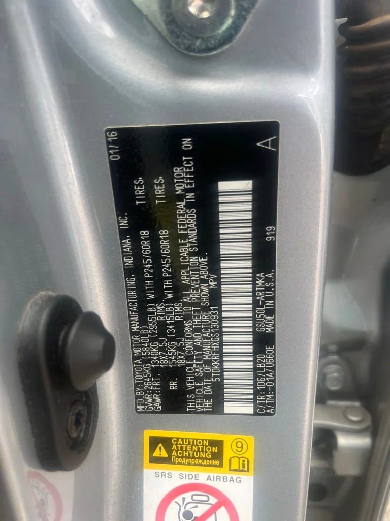 Used 2016 Silver Sky Metallic Toyota XLE V6 image 4