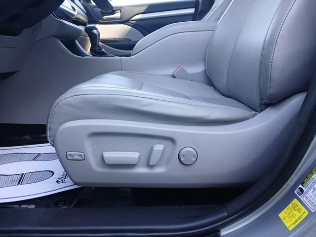 Used 2015 Silver Toyota XLE V6 image 23